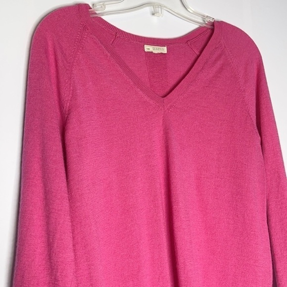 GAP Fuchsia Extra Fine Merino Wool V-neck Sweater US M - Picture 3 of 5